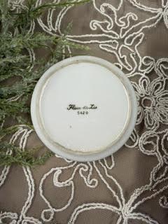 VINTAGE FLEUR DE LIS WHITE & GOLD BUTTER PAT / PIN DISH