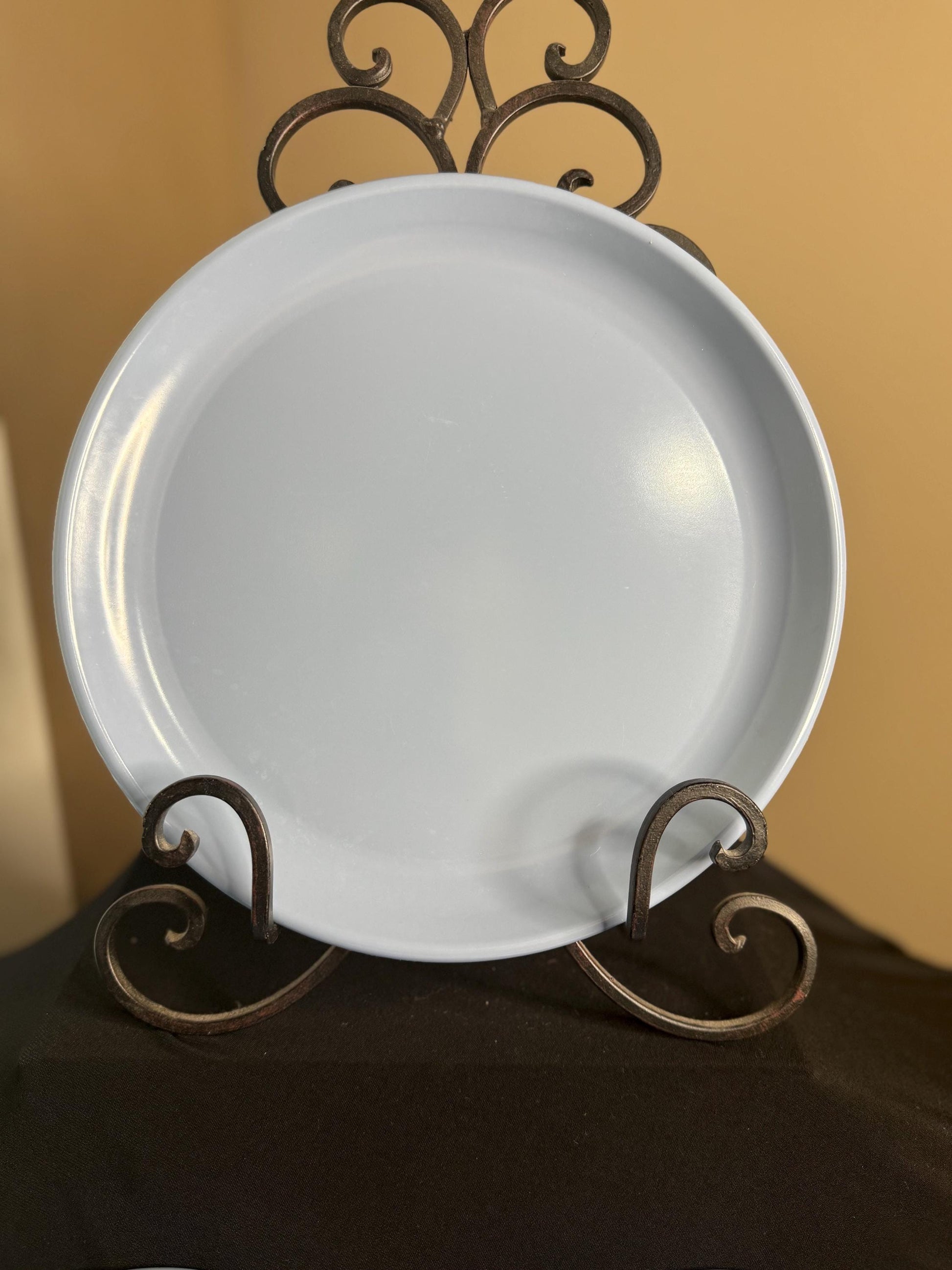Vintage Rubbermaid plates and bowls