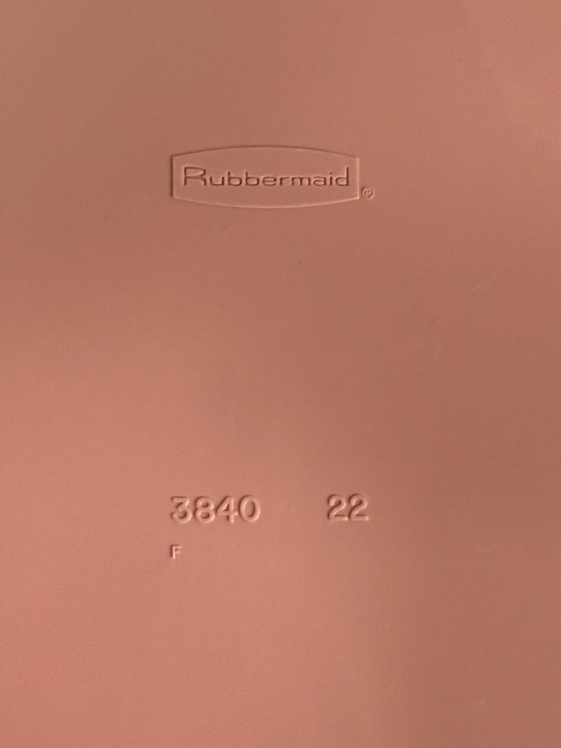 Vintage Rubbermaid plates and bowls