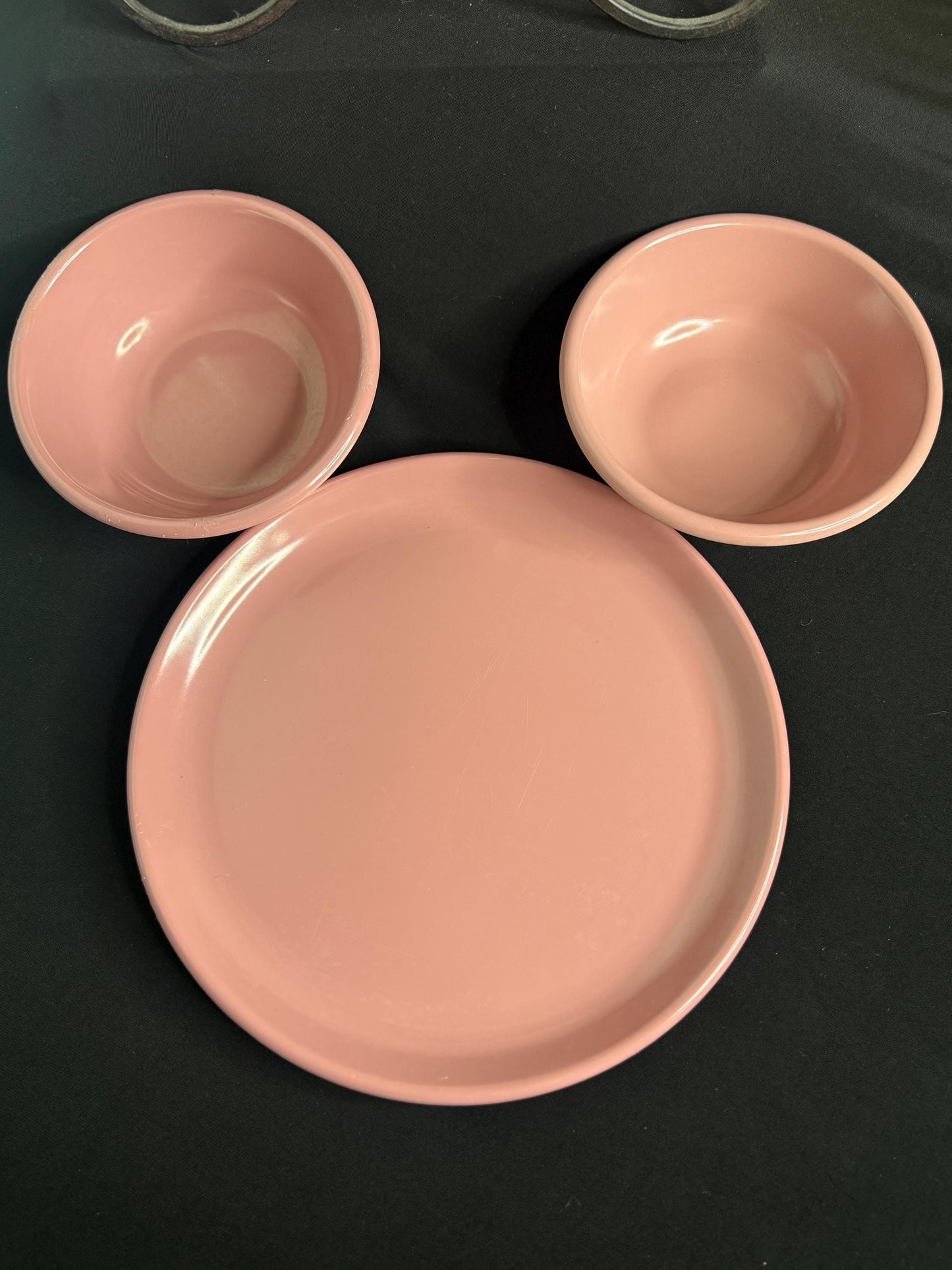 Vintage Rubbermaid plates and bowls