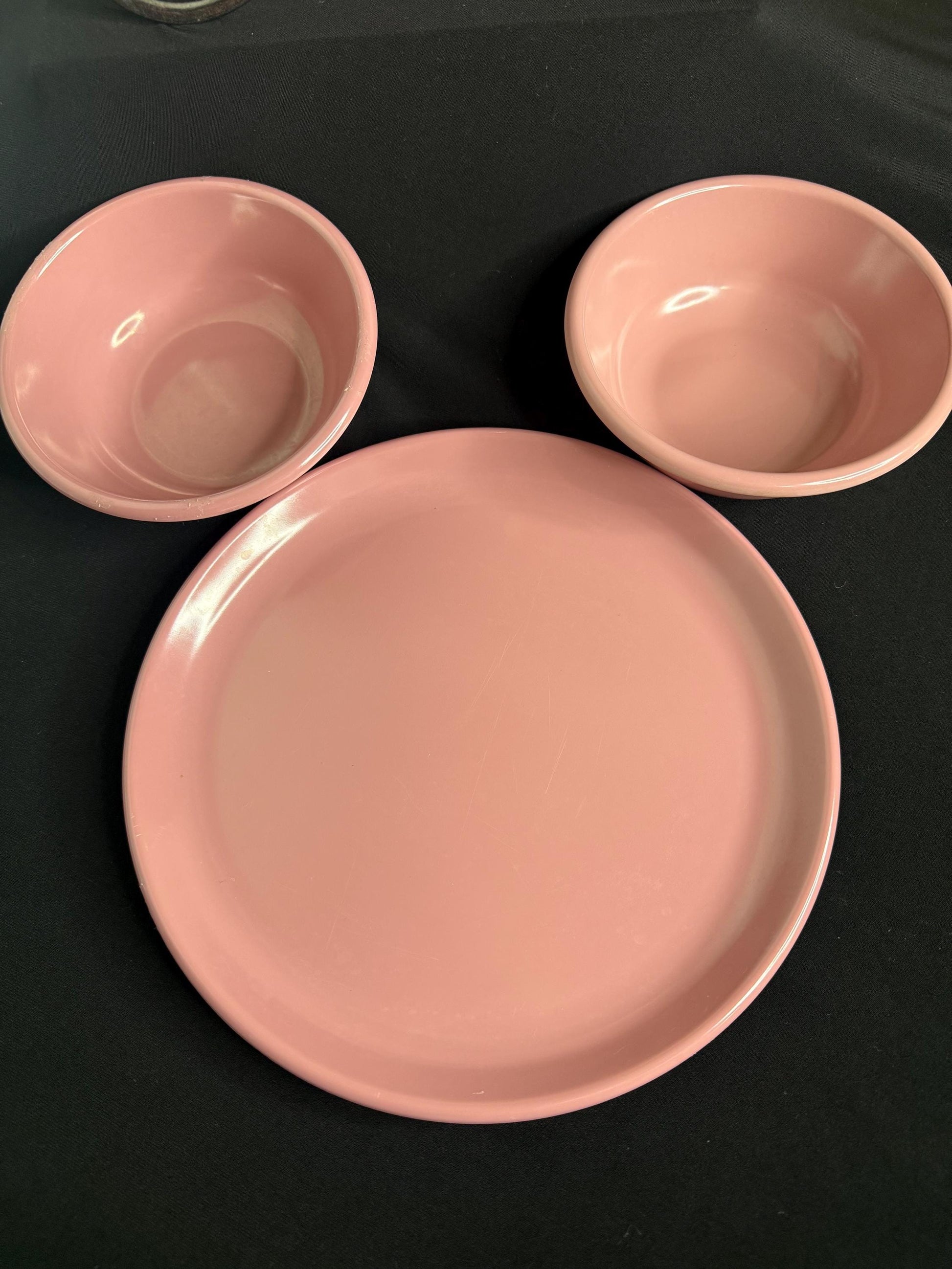 Vintage Rubbermaid plates and bowls