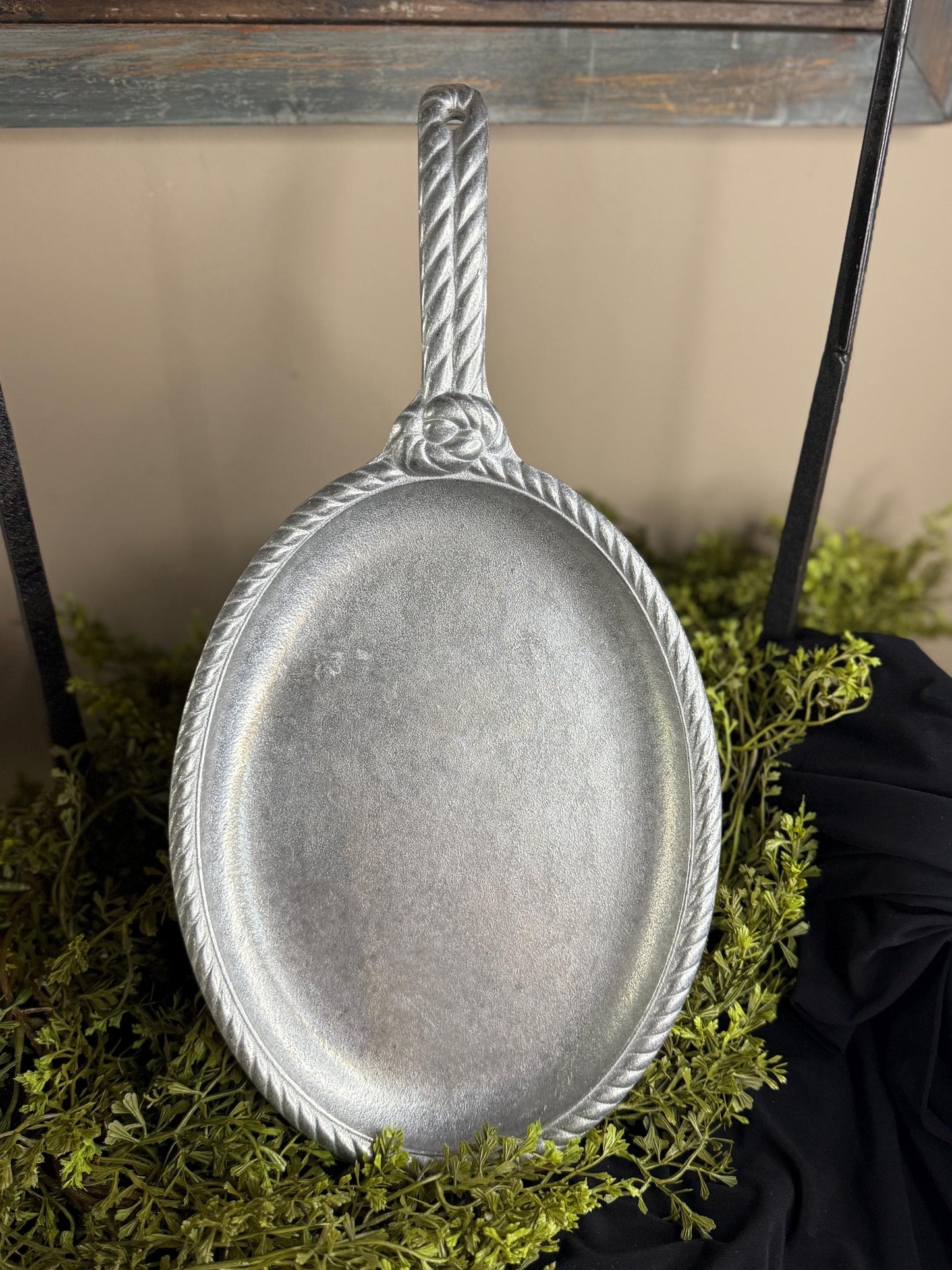 Wilton Armetale gourmet grill ware sizzle platter with rope pattern handle