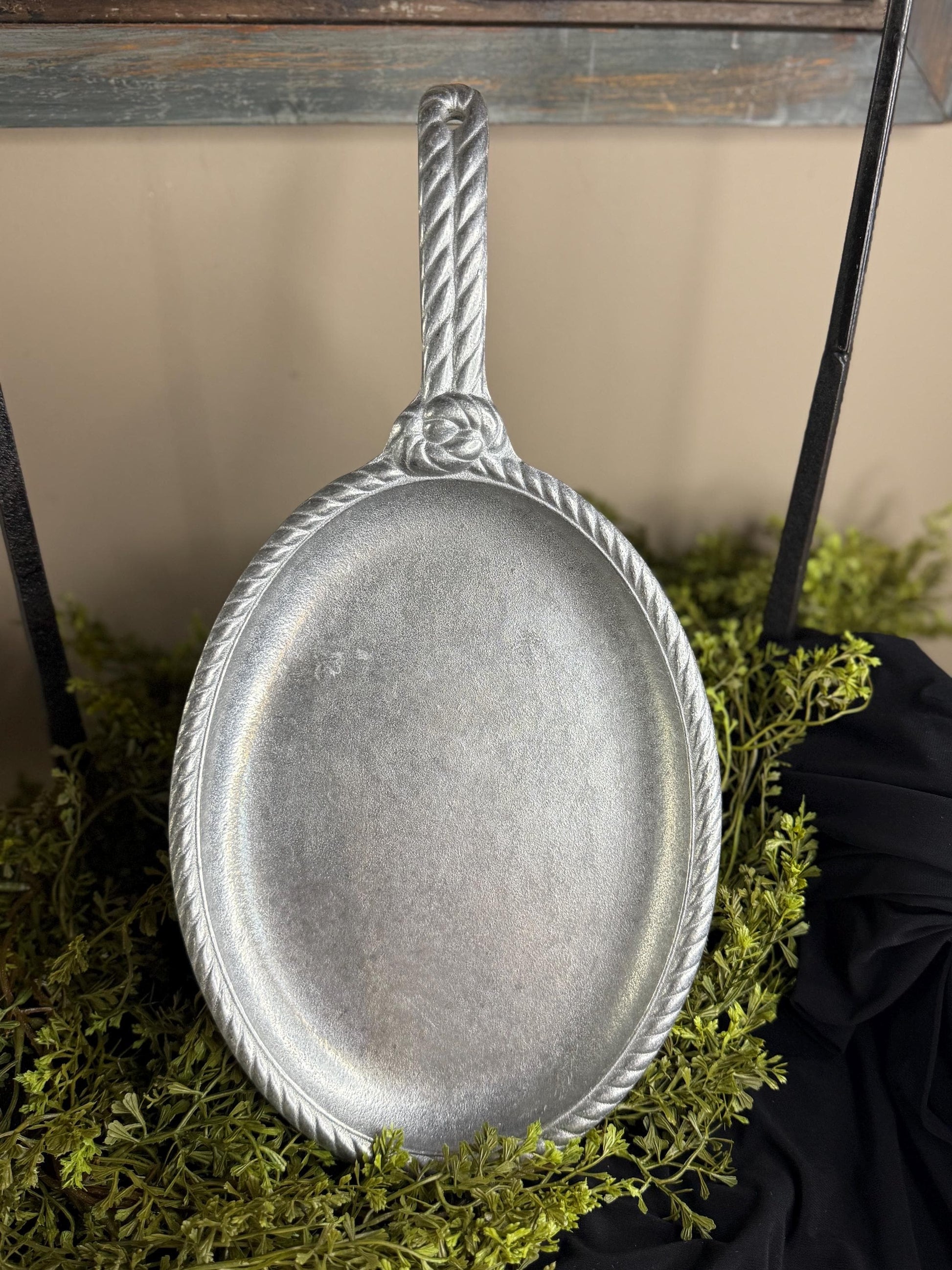 Wilton Armetale gourmet grill ware sizzle platter with rope pattern handle