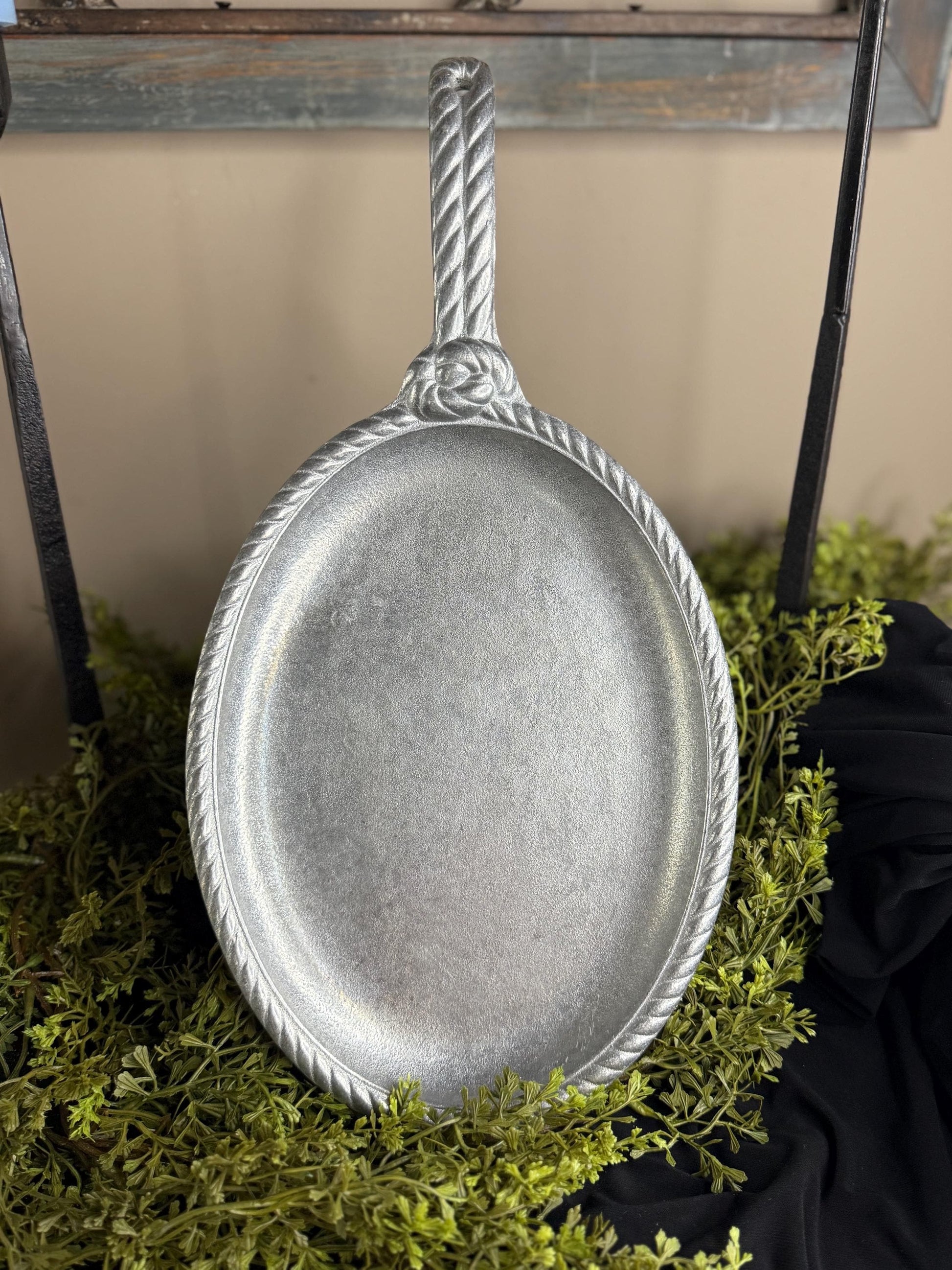 Wilton Armetale gourmet grill ware sizzle platter with rope pattern handle