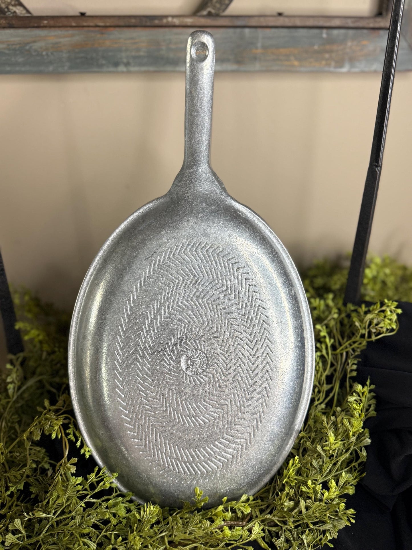 Wilton Armetale gourmet grill ware sizzle platter with rope pattern handle